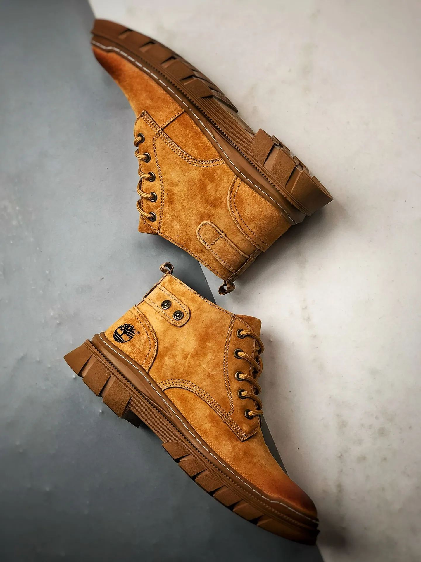 💰440 Timberland 25 autumn and winter must-have outdoor casual mid-cut rhubarb boots #Guangdong Dachang quality, original box and original packaging, fashionable and trendy matching. The fabric is made of Italian 🇮🇹 top-grade frosted fine-grained cowhide. Lightweight outsole. It is equipped with anti-odor and anti-corrosion genuine leather latex insoles. The outsole and hardware are all made from OEM raw materials. It is the same as the original Goodyear and will never be glued. Good products do not kill pigs. The quality of the first order is strictly controlled. Exclusively launched on the entire network. There is no doubt about the quality. The whole set is packaged in the same official website to give you the perfect wearing experience. The quality is exquisite and durable. A must-have for sportsmen. Specially designed to prevent handsomeness. High-quality and first-class foot feel. Special for cold protection and outdoor use this winter. Casual matching for daily use. Item No.: TB99248 Size: 39 40 41 42 43 44 (standard size)